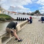 Sul Informação - Voluntários, escuteiros e Junta de Freguesia juntaram-se para limpar grafitti das paredes de Ferragudo