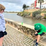 Sul Informação - Voluntários, escuteiros e Junta de Freguesia juntaram-se para limpar grafitti das paredes de Ferragudo