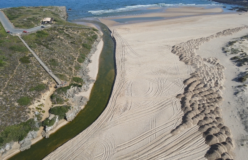 Sul Informação - Foz da ribeira na praia da Amoreira já foi desobstruída