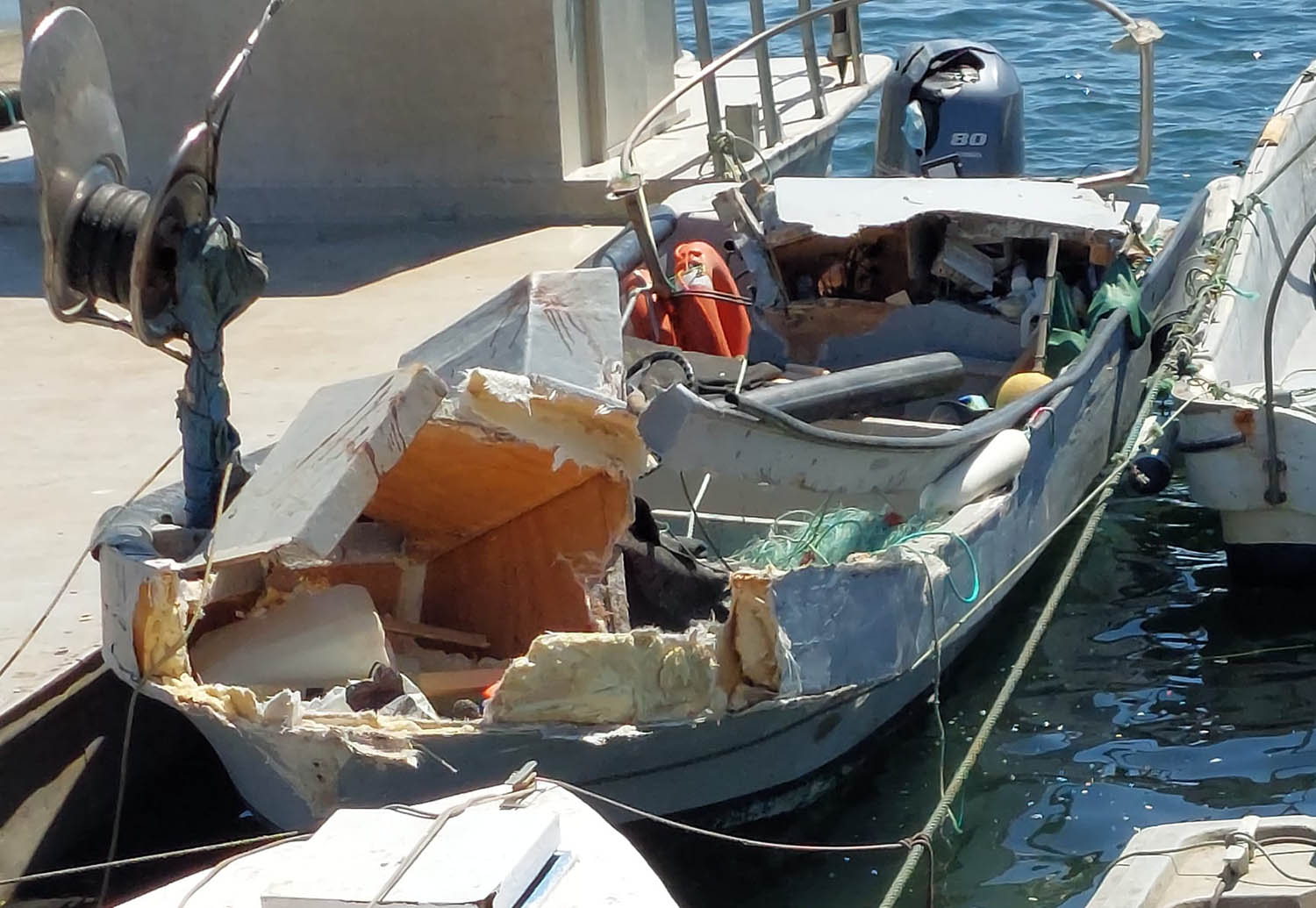 Sul Informação - Colisão entre embarcações causa três feridos ligeiros à entrada do porto de pesca de Olhão