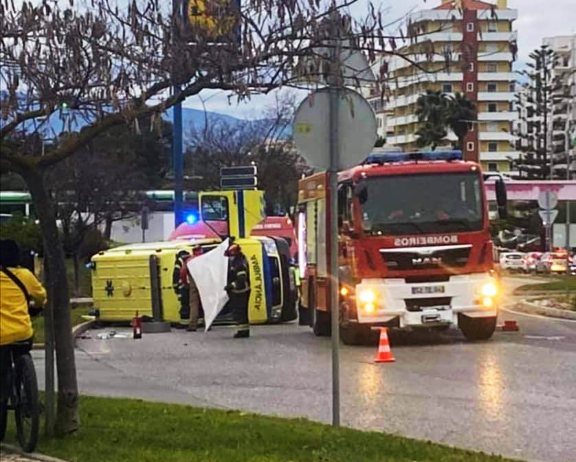 Sul Informação - Tripulante de ambulância do INEM fica ferido em colisão com automóvel em Portimão