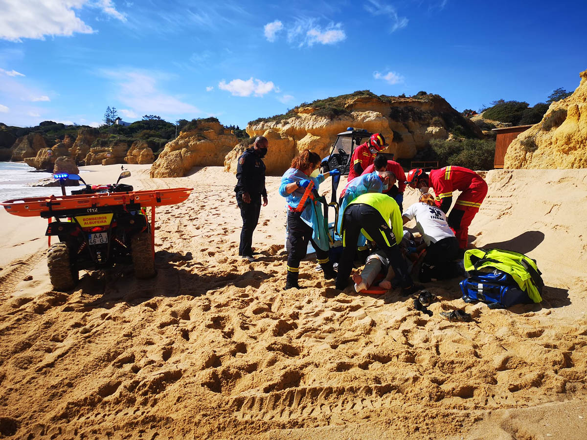 Sul Informação - Pescador lúdico cai de arriba com 10 metros de altura na praia de São Rafael, em Albufeira