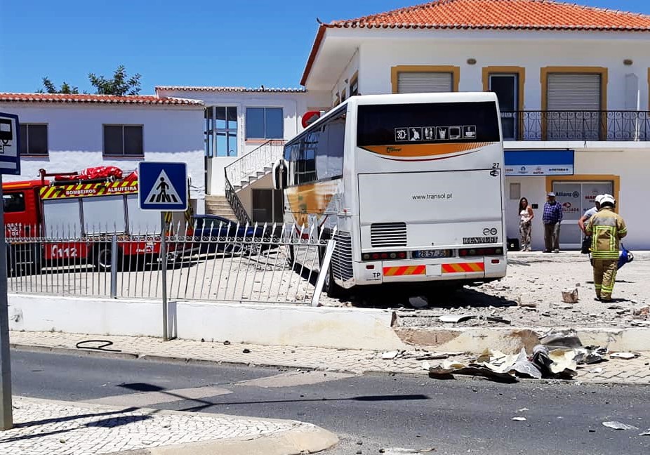 Sul Informação - Acidente entre ligeiro e autocarro causa 5 feridos em Vale da Parra