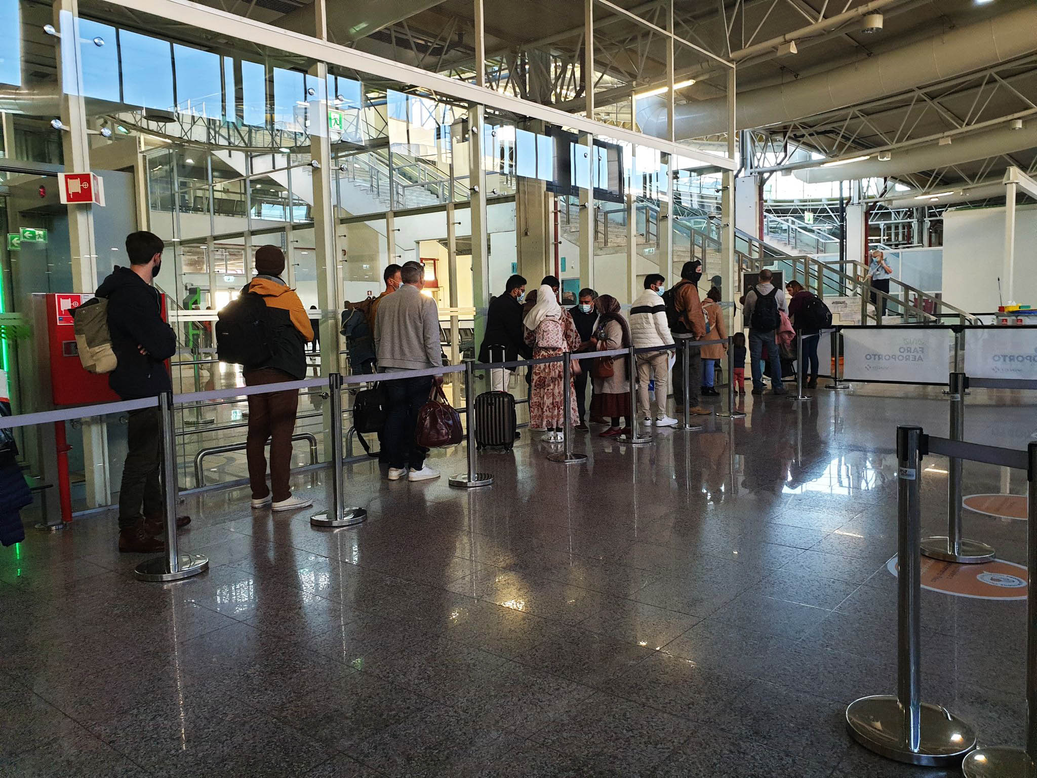 Sul Informação - Filas no Aeroporto de Faro à chegada dos voos do Reino Unido por causa dos testes à Covid-19