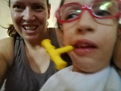 Sul Informação - Festa solidária na Praia da Falésia ajuda menina de 7 anos com paralisia cerebral