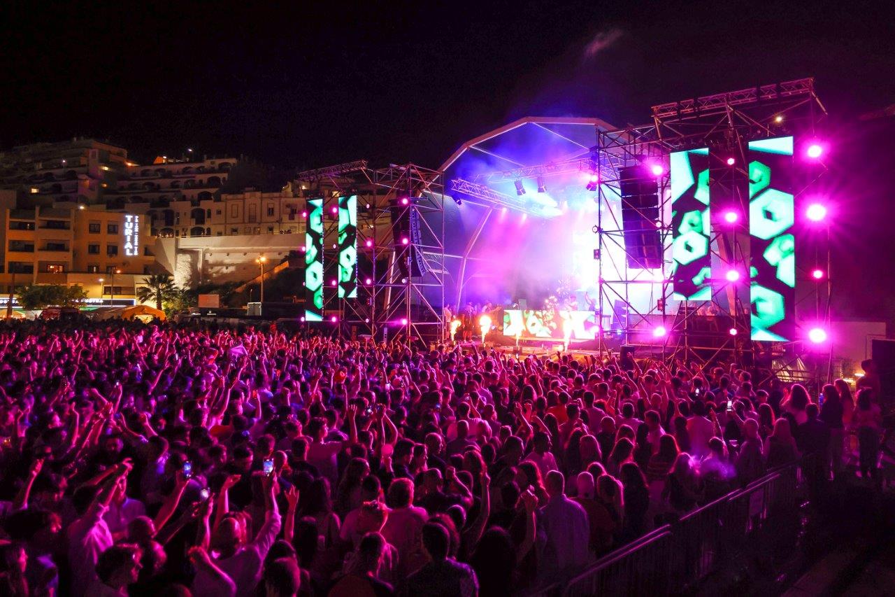 Sul Informação - Albufeira Sounds Sunset levou 50 mil pessoas à Praça dos Pescadores