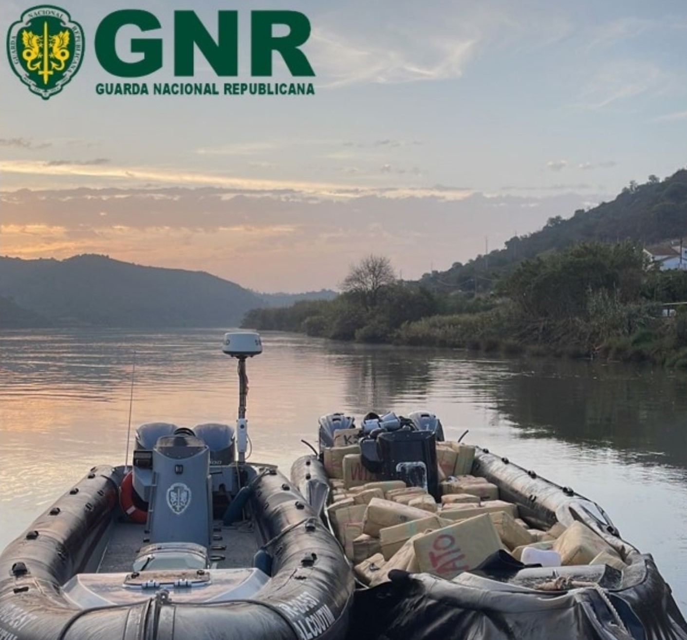 Sul Informação - Perseguição policial no Guadiana a barco com droga termina com colisão e 4 feridos