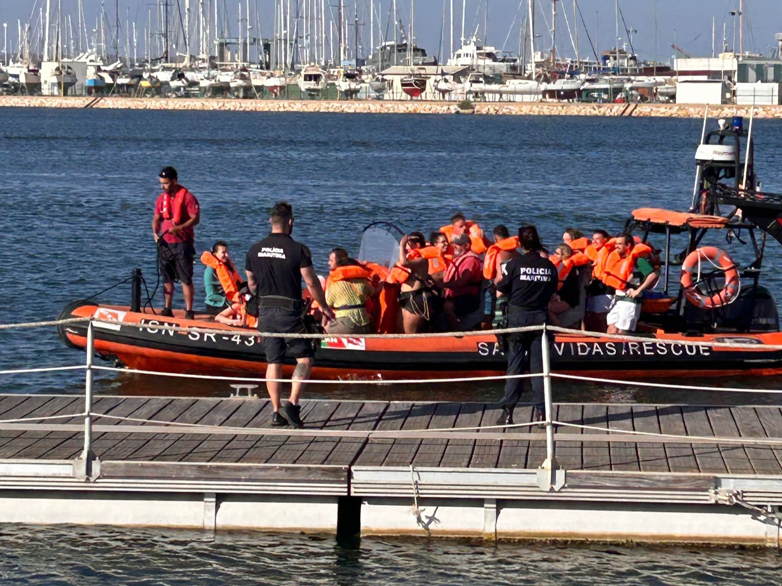 Sul Informação - 28 pessoas retiradas de embarcação marítimo-turística ao largo do Farol de Alfanzina