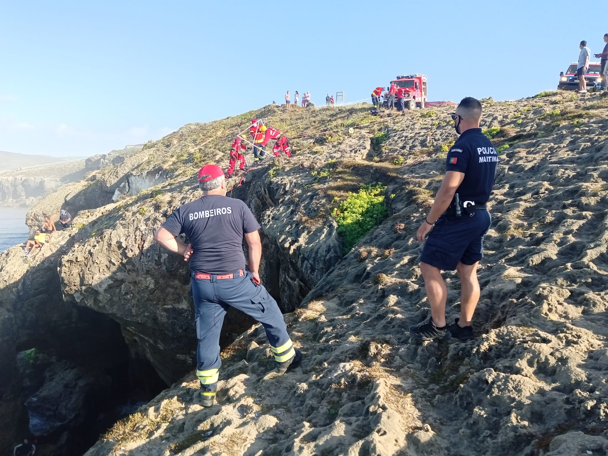 Sul Informação - Mulher e criança belgas resgatados após terem sido arrastados por agueiro na praia da Amoreira