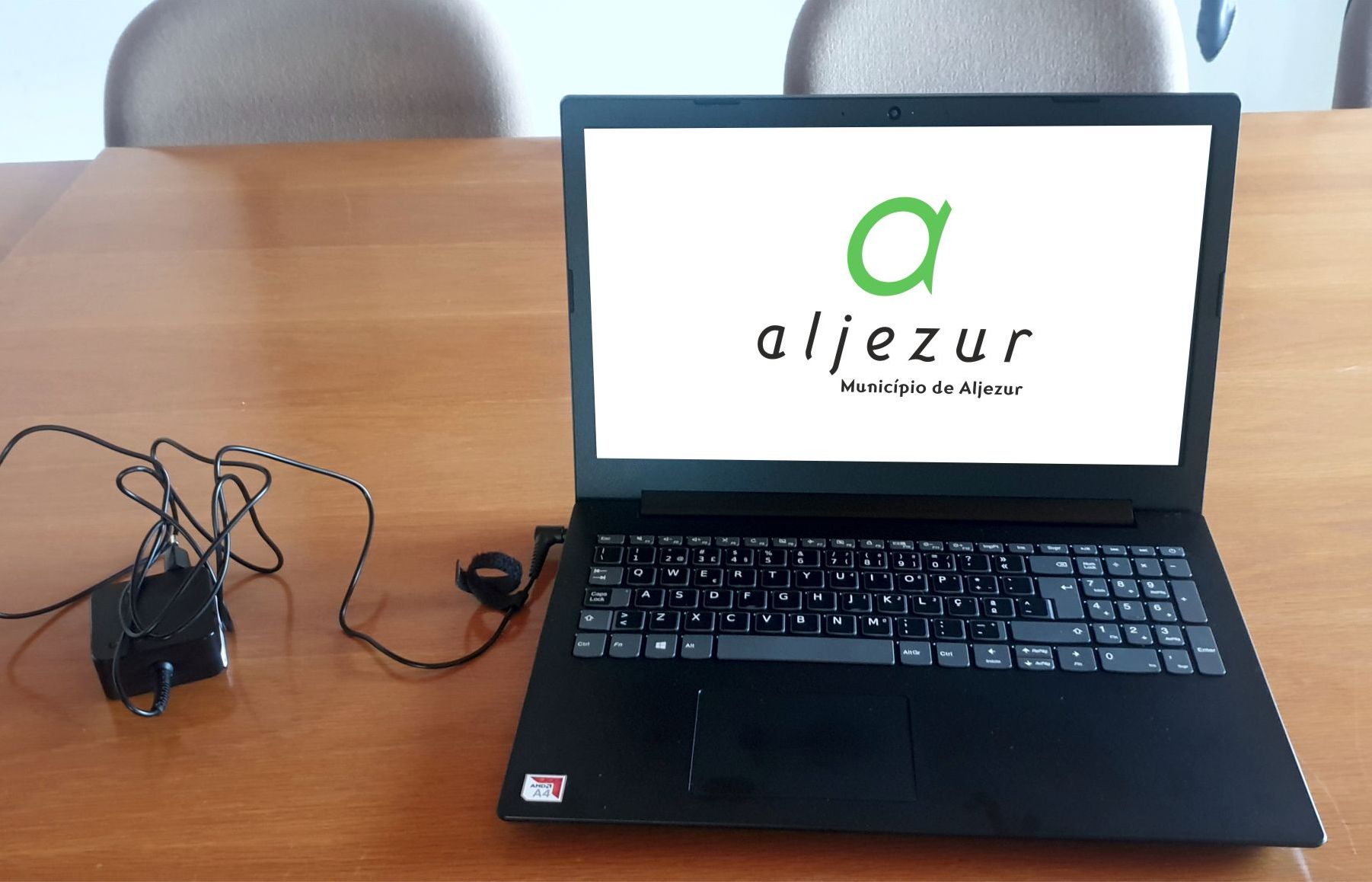 Sul Informação - Aljezur dá computadores a alunos carenciados