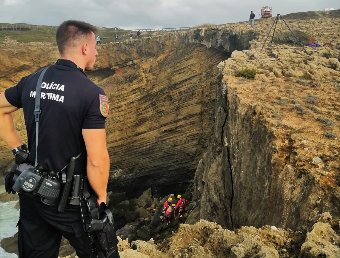 Sul Informação - Surfista mexicano resgatado de uma falésia em Aljezur