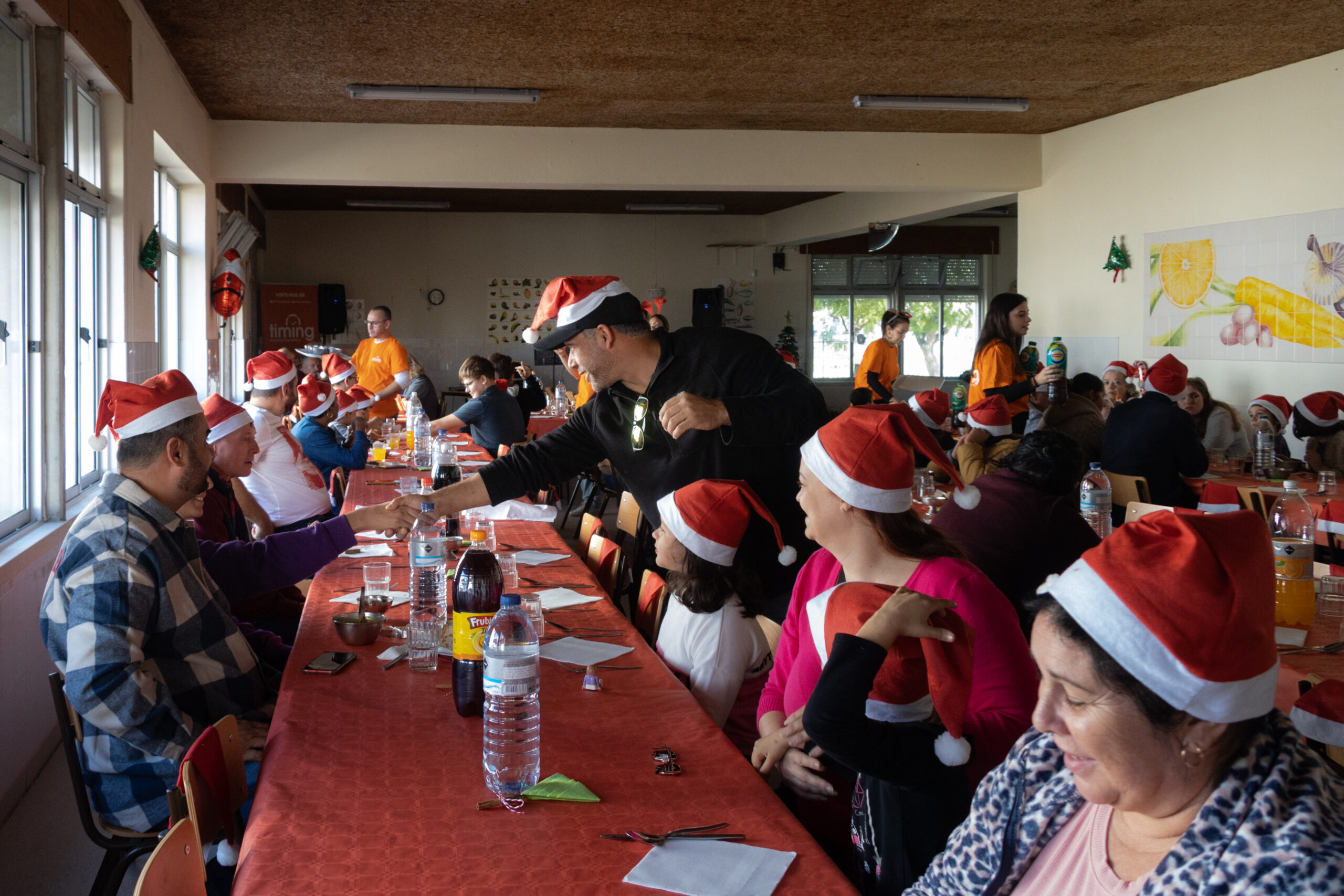 Sul Informação - «Isto é que é Natal»: Timing juntou 100 utentes da Refood em almoço solidário