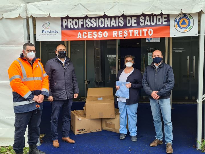 Sul Informação - Freguesias do Algarve entregam fardas aos profissionais de saúde do hospital de campanha