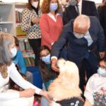 Sul Informação - Entre fotos e apertos de mão, Costa foi à nova EB 2,3 D. Dinis de Quarteira apelar à vacinação