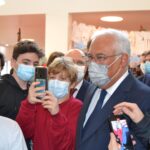 Sul Informação - Entre fotos e apertos de mão, Costa foi à nova EB 2,3 D. Dinis de Quarteira apelar à vacinação