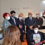 Sul Informação - Entre fotos e apertos de mão, Costa foi à nova EB 2,3 D. Dinis de Quarteira apelar à vacinação