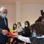 Sul Informação - Entre fotos e apertos de mão, Costa foi à nova EB 2,3 D. Dinis de Quarteira apelar à vacinação