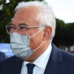 Sul Informação - Entre fotos e apertos de mão, Costa foi à nova EB 2,3 D. Dinis de Quarteira apelar à vacinação