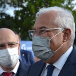 Sul Informação - Entre fotos e apertos de mão, Costa foi à nova EB 2,3 D. Dinis de Quarteira apelar à vacinação