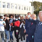 Sul Informação - Entre fotos e apertos de mão, Costa foi à nova EB 2,3 D. Dinis de Quarteira apelar à vacinação