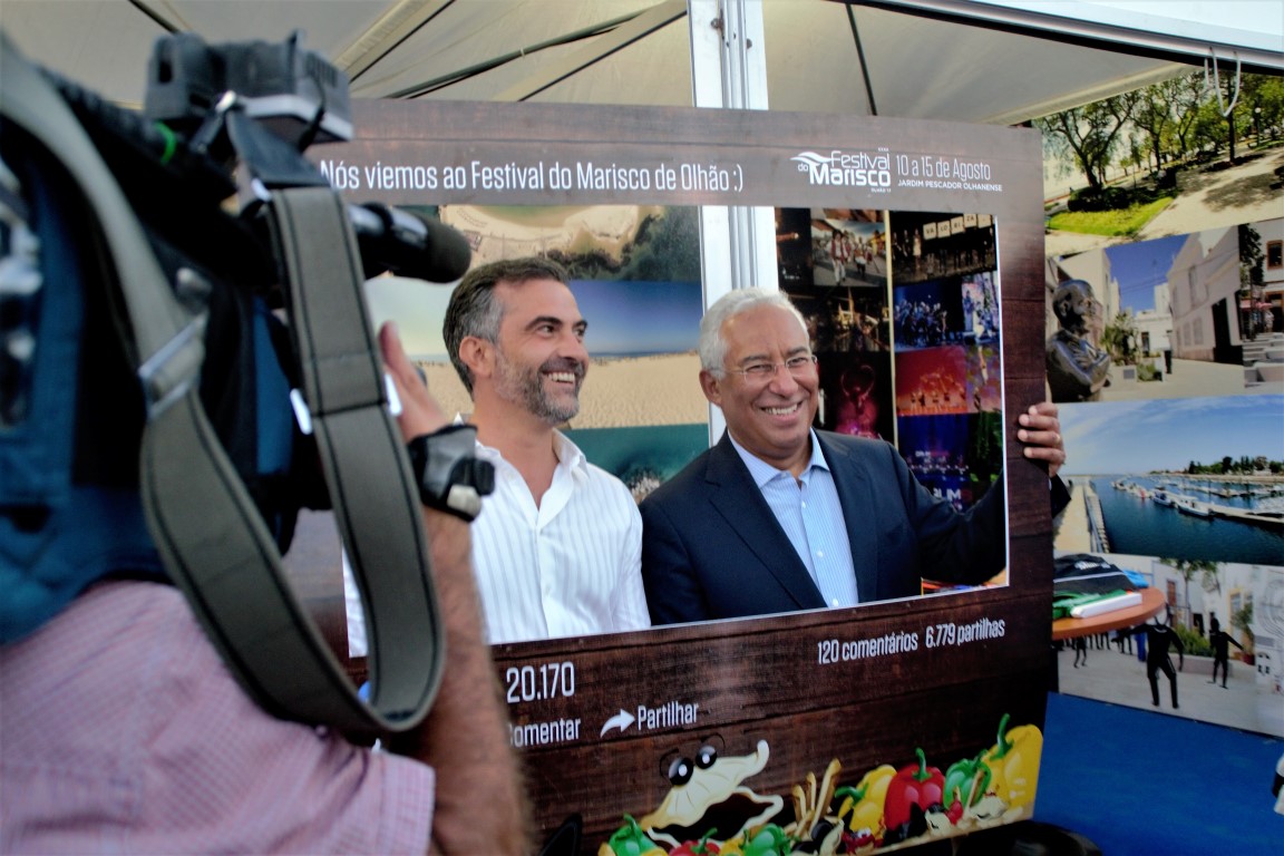 Sul Informação - António Costa distribuiu acenos, beijinhos e provou «o melhor marisco do mundo» [com fotos]