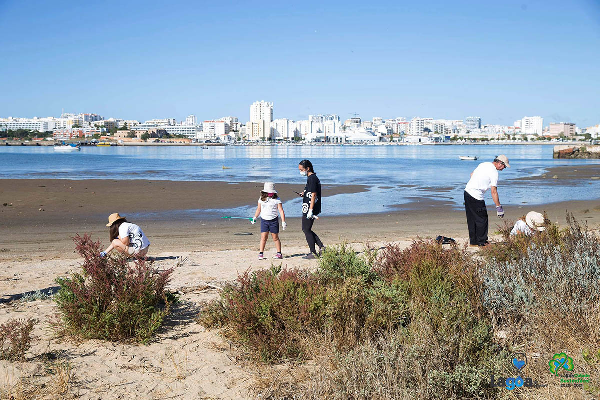 Sul Informação - Voluntários apanham meia tonelada de lixo marinho em duas horas no estuário do Arade