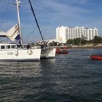 Sul Informação - Veleiro inglês sem motor ajudado frente à praia do Ancão