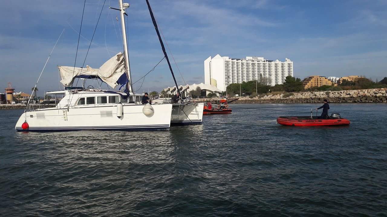 Sul Informação - Veleiro inglês sem motor ajudado frente à praia do Ancão