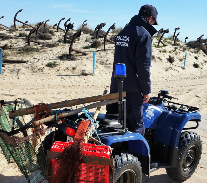 Sul Informação - Polícia Marítima de Tavira apreende ganchorras de mão e 15 quilos de conquilhas