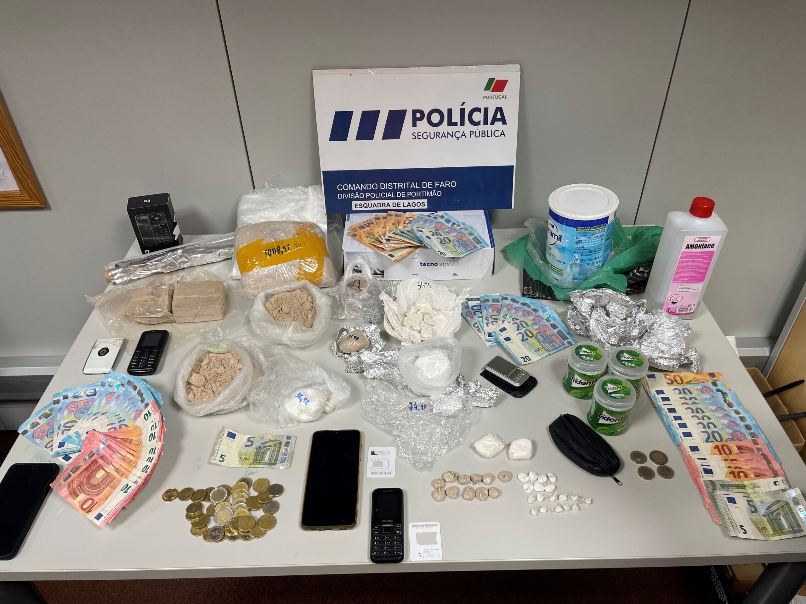 Sul Informação - Dois suspeitos de tráfico de droga que forneciam outros traficantes detidos em Lagos