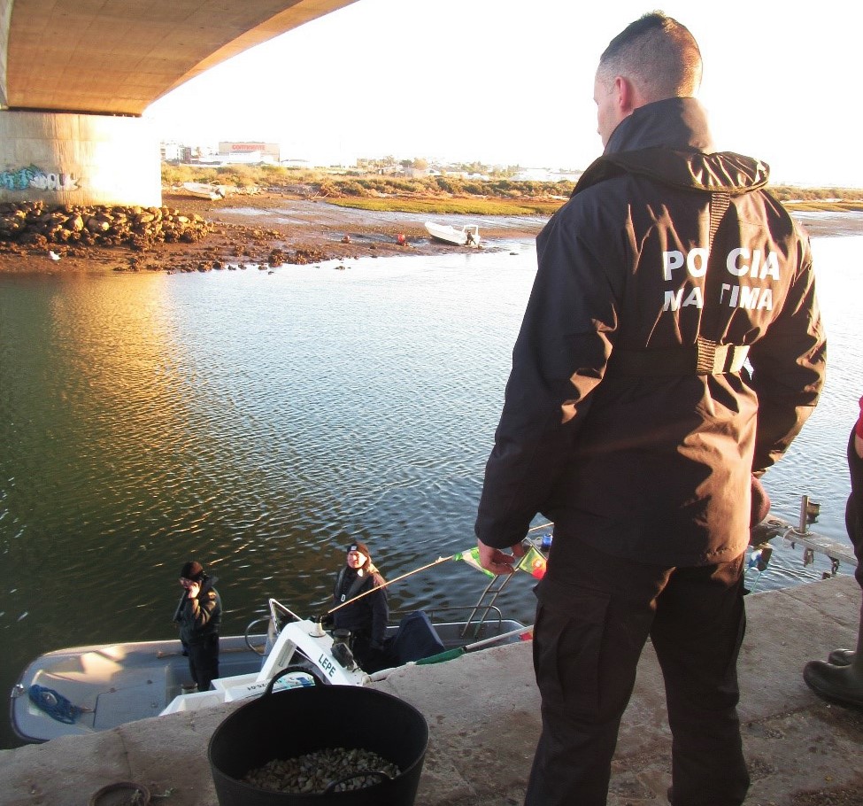 Sul Informação - Polícia Marítima de Tavira apreende «mais de 20 quilos de conquilha» a barco espanhol