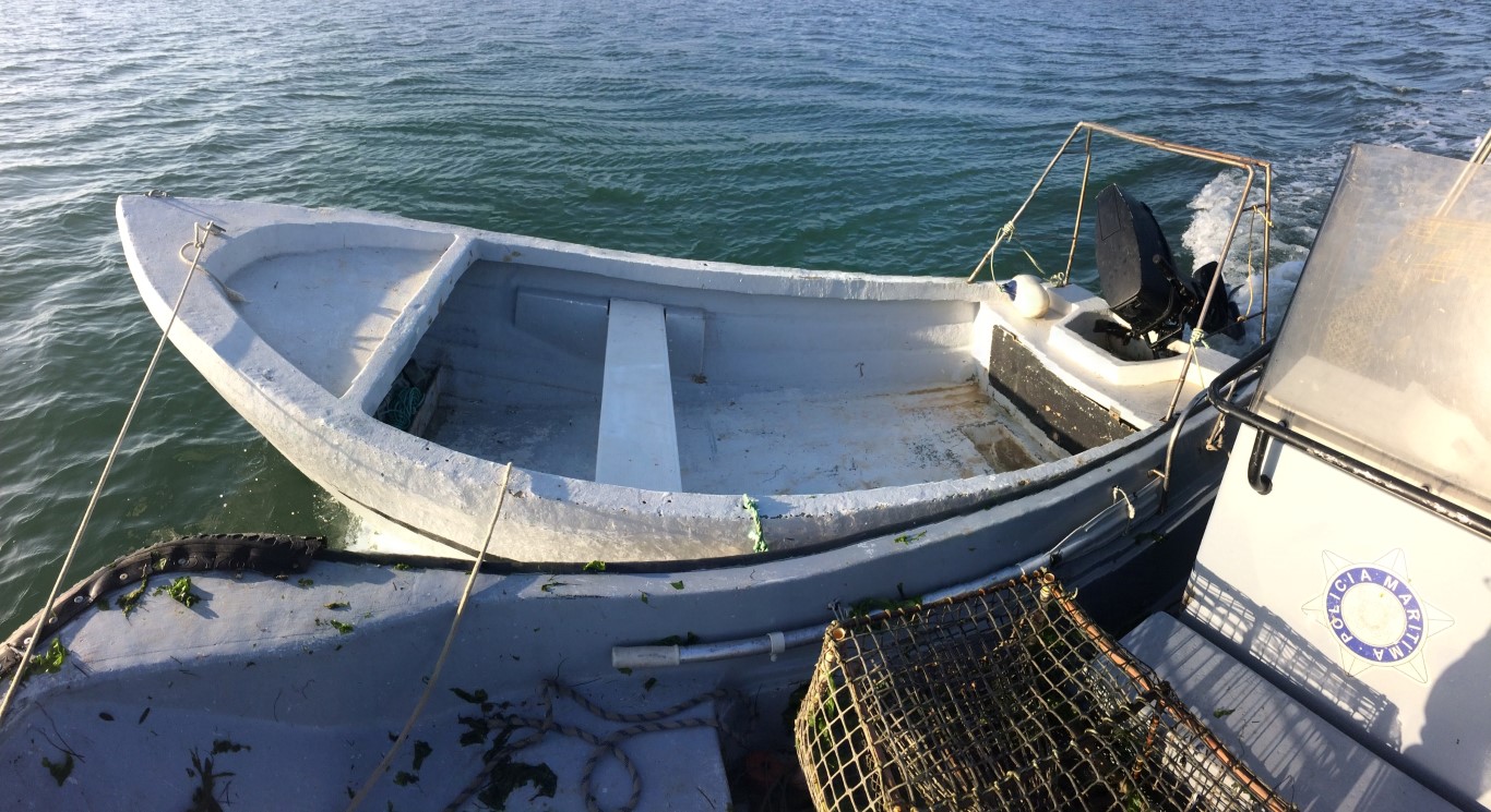 Sul Informação - Polícia Marítima apreende barco com registo falso e covos ilegais na Ria Formosa