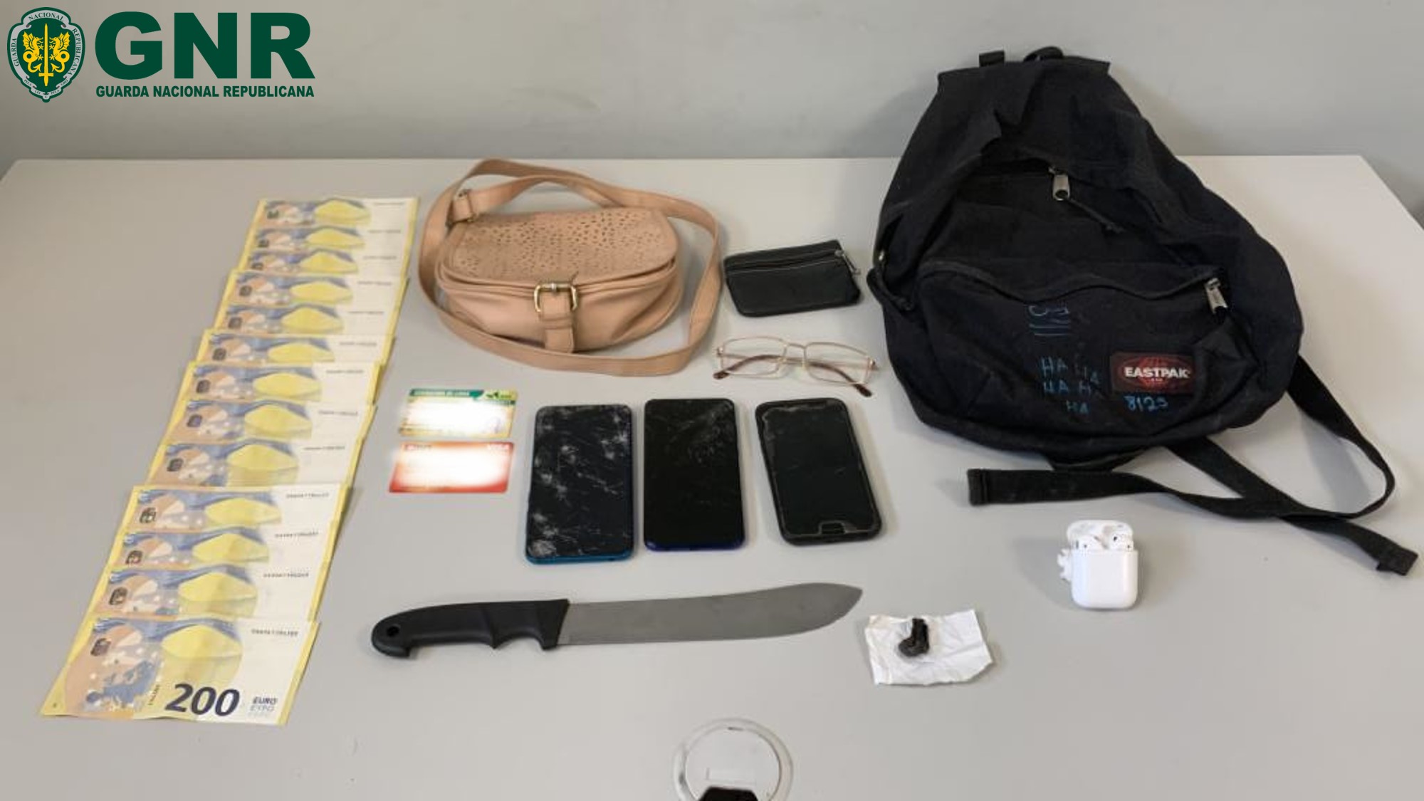 Sul Informação - GNR de Loulé apanha duas mulheres e um homem suspeitos de furtos e roubo