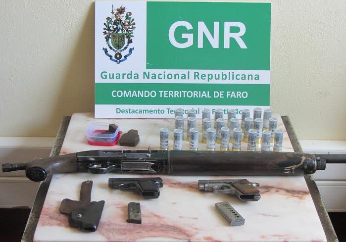 Sul Informação - GNR detém casal que guardava armas proibidas e droga em caravana na Mexilhoeira Grande