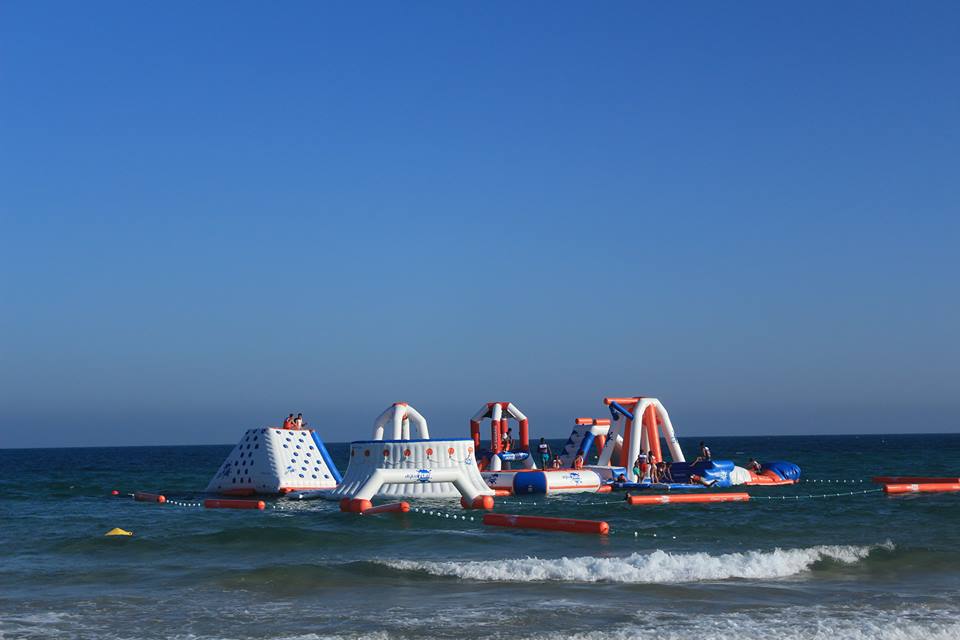 Sul Informação - Parque Aquático Insuflável estreia-se na Praia do Cabeço em Castro Marim
