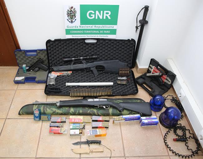 Sul Informação - Homem detido por violência doméstica em Algoz tinha arsenal em casa