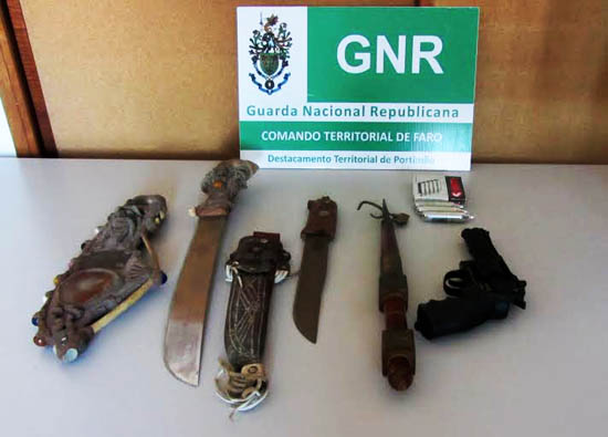 Sul Informação - NIAVE da GNR detém homem em Carvoeiro por violência doméstica e apreende armas