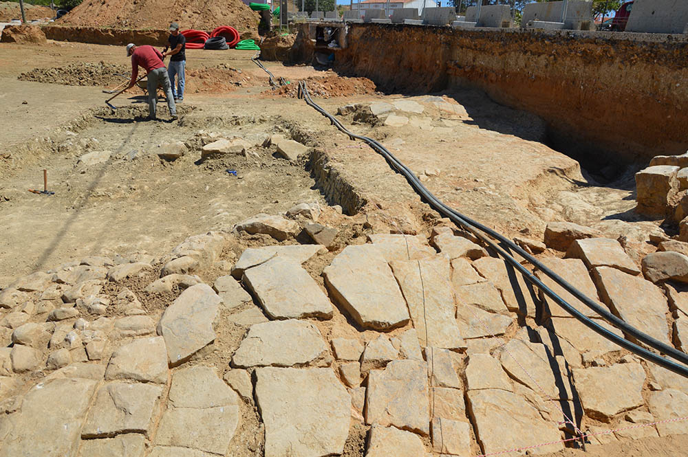 Sul Informação - Achado arqueológico obriga a parar obras de nova rotunda da EN125 junto a Lagoa