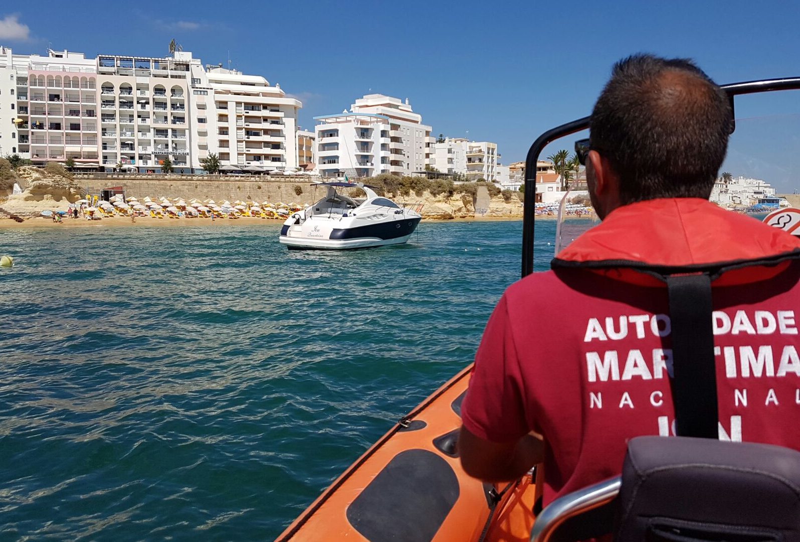 Sul Informação - Salva-vidas de Ferragudo resgata embarcação à deriva em Armação de Pêra