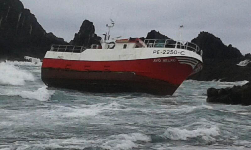 Sul Informação - Seis tripulantes do pesqueiro encalhado na Arrifana resgatados por helicóptero da Marinha