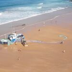 Sul Informação - Barco de pesca encalha «por razões desconhecidas» na Praia do Tonel em Sagres (com fotos)