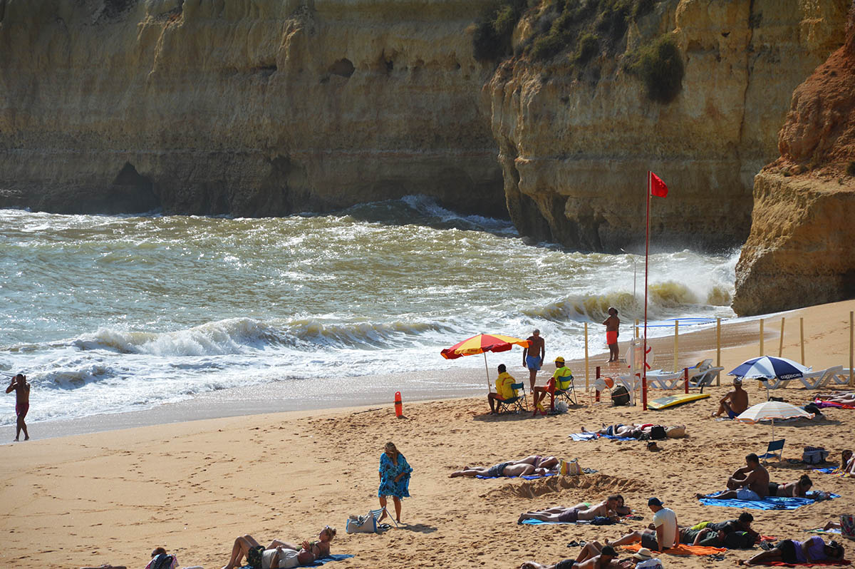 Sul Informação - Praia do Carvoeiro interditada a banhos