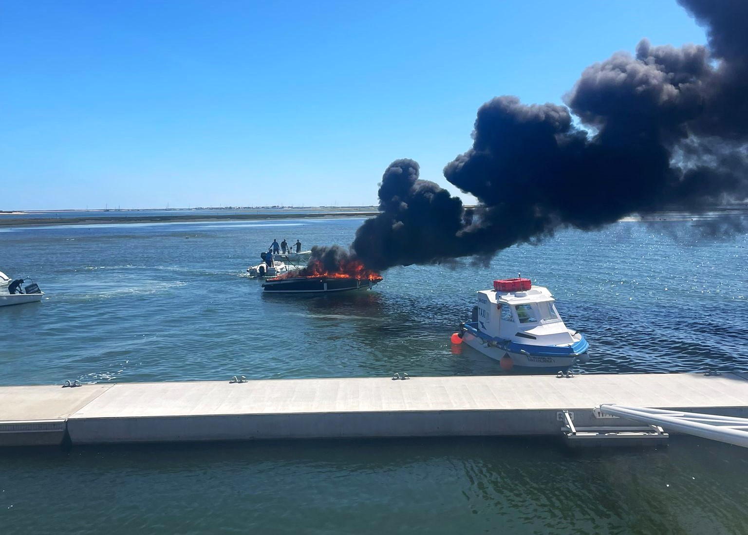 Sul Informação - Barco consumido pelas chamas na Marina de Olhão