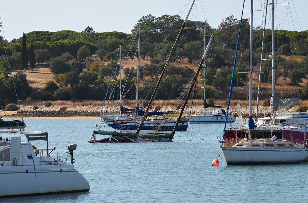 Sul Informação - Iate fundeado frente a Alvor foi ao fundo