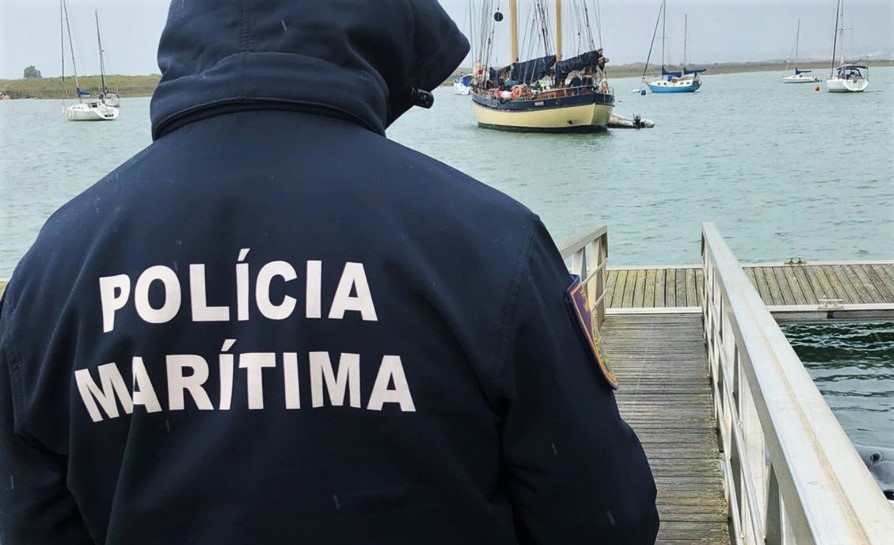 Sul Informação - Polícia Marítima impede tripulantes de barco estrangeiro de desembarcar em Alvor