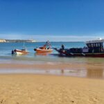 Sul Informação - 32 turistas sãos e salvos depois de embarcação encalhar na Praia da Rocha