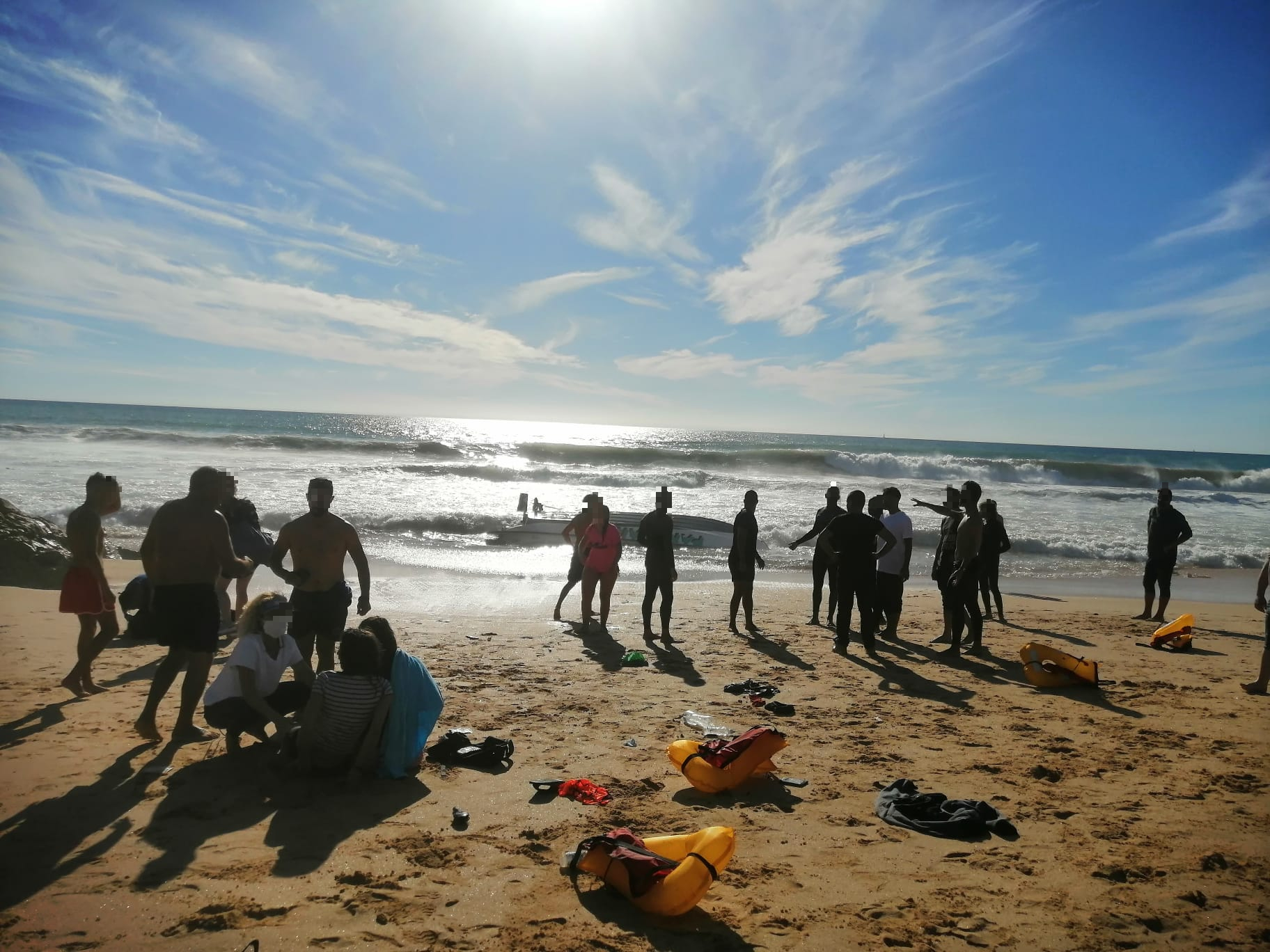 Sul Informação - Marítimo-turística com 14 pessoas a bordo vira-se frente à praia da Galé