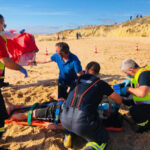 Sul Informação - Marítimo-turística com 14 pessoas a bordo vira-se frente à praia da Galé