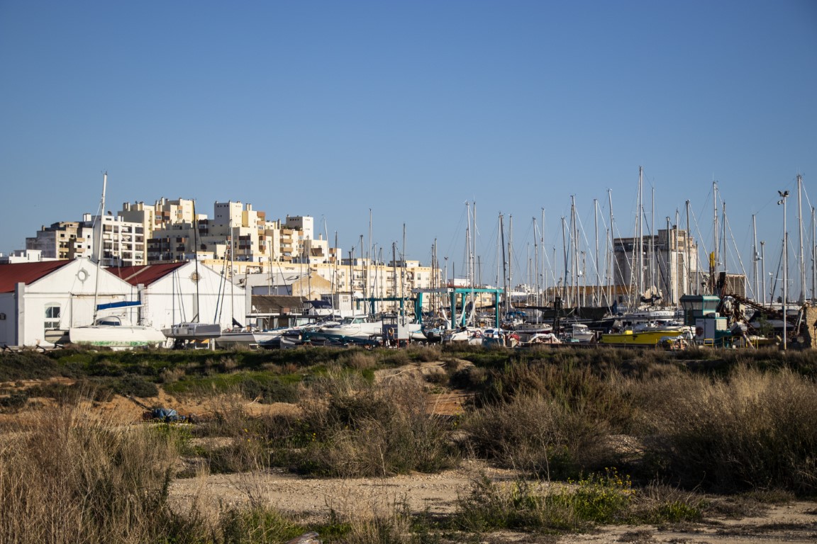 Sul Informação - Estaleiros de Faro e Marina de Vilamoura “desfazem-se” de barcos abandonados