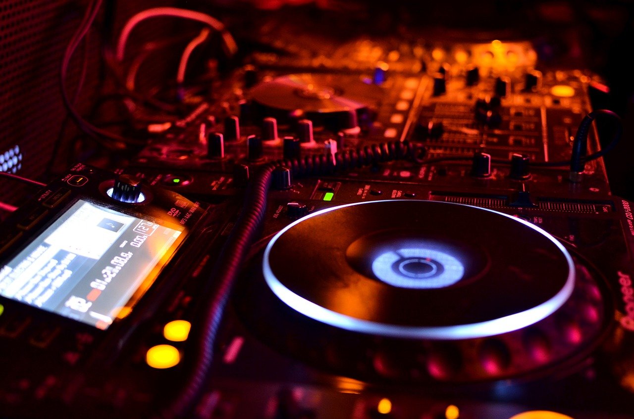 Sul Informação - Covid-19: Bares e discotecas autorizados a reabrir na sexta-feira a partir das 22h00